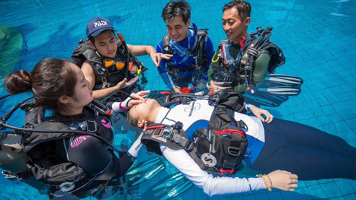 Leer duiken bij de PADI instructeur van Onderwatersport Nijmegen. Rescue Diver.